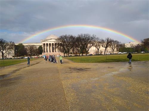'图4：二零一九年十二月三十日，当法轮功学员结束了一天的讲真相后，雨过天晴，美国“国家广场”真相点上空出现了一道彩虹。'