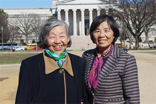 '图5：法轮功学员吴正英（左）和吴凤英（右）姐妹。吴凤英是一位退休牙医，在华盛顿DC景点坚持讲真相十几年了。'