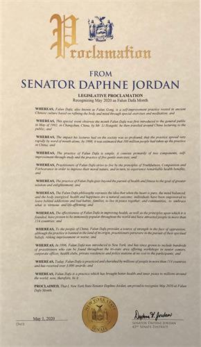 '图7：纽约第四十三选区州参议员达芙妮·乔丹褒奖法轮大法月。'