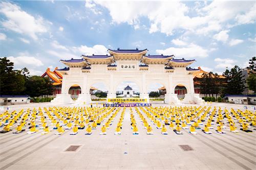 '圖6：法輪功學員齊聲高頌“恭祝師父生日快樂，法輪大法好、真善忍好”。'