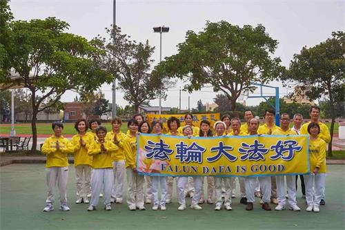 '图4：台湾苗栗部份法轮功学员在苑里体育场，恭贺法轮功创始人李洪志先生华诞。'