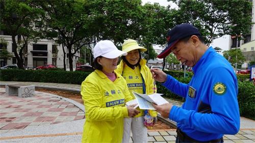 '图11：徐婉妃和其他法轮功学员一样把握机会，向有缘的民众讲述中共的邪恶及法轮功被迫害的真相、传递大法美好。'