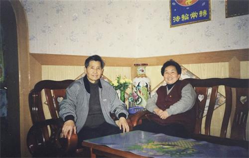 '图2：当时年过七十却身体更加硬朗的张普田先生与夫人在贵州的居家照片（张震宇提供）。'