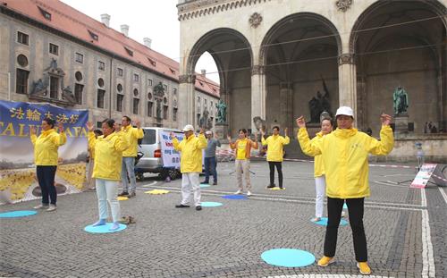 '图1：二零二零年六月六日，德国法轮功学员在慕尼黑奥迪安广场（Odeonsplatz）举办活动。'