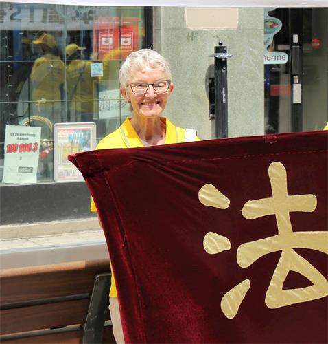 '图4：法轮功学员宝琳（Pauline）每年都来参加中领馆前的抗议活动，她希望中国人都能知道法轮大法好。'