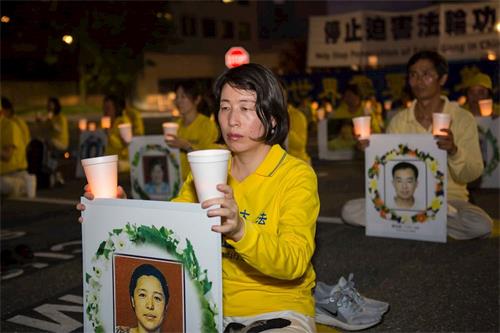 '图6：二零二零年七月十七日，谭晓荣参加在中共驻美大使馆前的集会。'