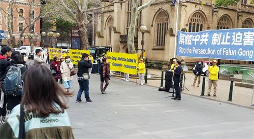 '图1：法轮功学员在悉尼市政厅广场举行集会'
