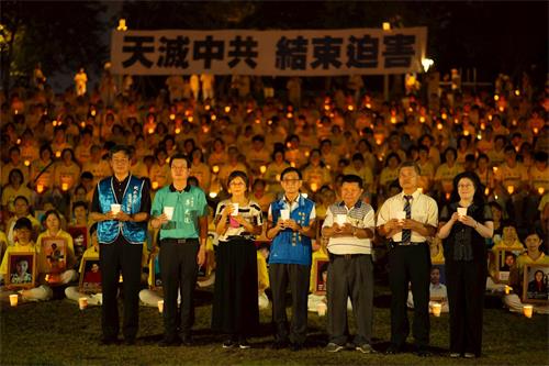 '图5：台湾桃园、新竹、苗栗等地的部份法轮功学员在桃园风禾公园举办“天灭中共，结束迫害”反迫害二十一周年烛光守夜活动。各界人士到场声援支持。'