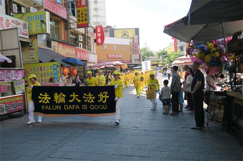 '图1～4：二零二零年七月十八日，来自台湾中部彰化、南投、云林的法轮功学员，参加在彰化鹿港举办的“反迫害二十一周年──天灭中共结束迫害”的集会及游行活动。'