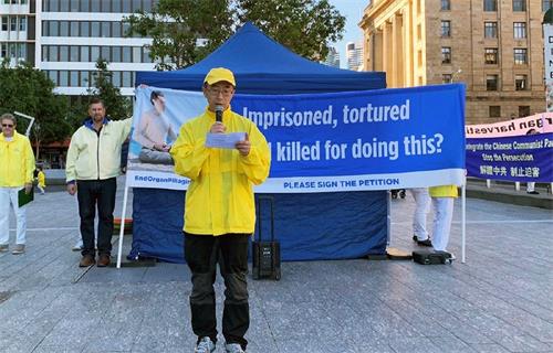 '图6：原清华大学博士孟军在集会上讲述自己被冤狱十年的迫害经历'