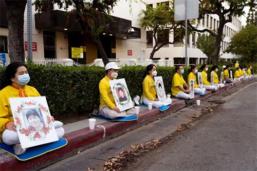 '图1～6：二零二零年七月二十日晚，洛杉矶部份法轮功学员来到中领馆前，举行“‘七.二零’法轮功反迫害二十一周年”烛光夜悼，呼吁制止迫害。'
