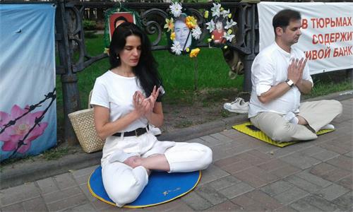 '图10～11：七月二十日，基辅市部份法轮功学员在中共驻基辅使馆前举行反迫害活动'