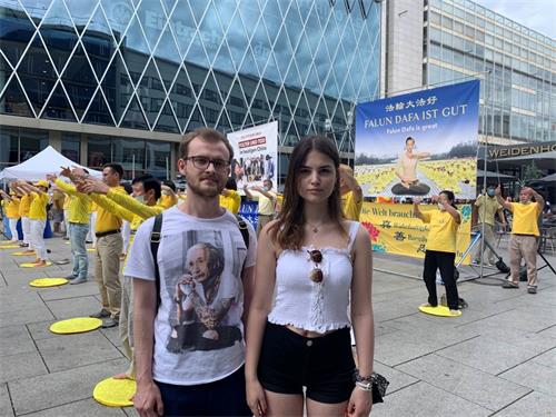'图2:两个德国年轻人安吉莉卡和博得甘·安吉莉卡说:“人人都应该站起来反对中共对法轮功的残酷镇压。”'