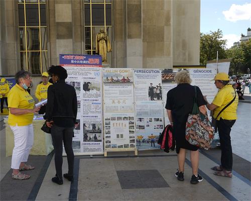 '图1～3：法轮功学员在巴黎人权广场进行炼功、讲真相和征集签名反迫害活动'