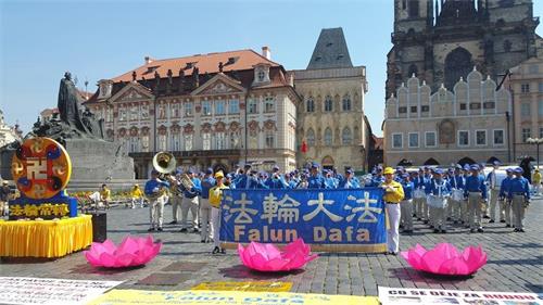 '图七：八月九日老广场集会现场。'