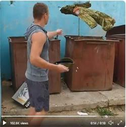 '一位白俄罗斯军人把军服扔到了垃圾桶（网络截图）'