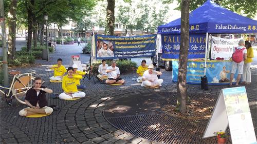 '图1：二零二零年八月二十一日，慕尼黑法轮功学员在霍亨索伦广场（Hohenzollern Platz）举办了信息日活动。'