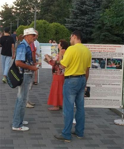 '图1～2：法轮功学员在第涅伯罗市的乌克兰独立日庆祝活动上讲真相'