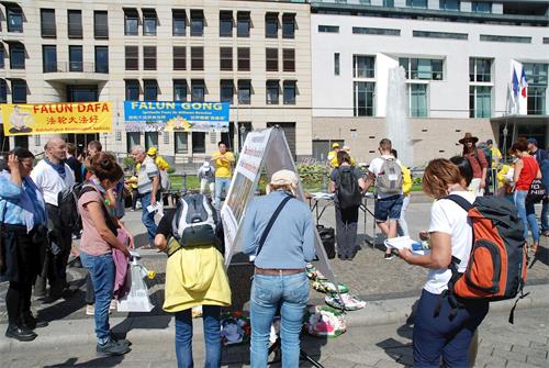 '图1～3：二零二零年八月二十九日和三十日，法轮功学员在柏林勃兰登堡门前的广场上举办信息日活动，传播法轮功的<span class='voca' kid='62'>真相</span>'