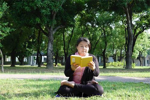 '图1：透过不断的学法，立惠意识到自己遇到的一切事情都和修炼息息相关。'