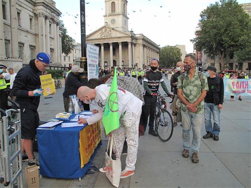 '图1～2：二零二零年九月五日，法轮功学员在伦敦特拉法加广场（Trafalgar