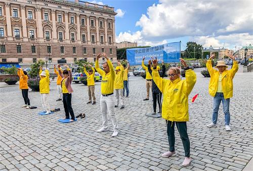'图1：2020年8月21日、22日和25日连续三天，法轮功学员在斯德哥尔摩市中心国会大厦旁的钱币广场举办讲真相活动。学员在展示功法。'