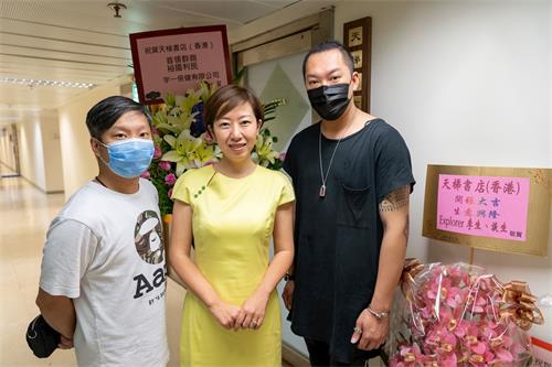 '图3：Explorer Fusion Restaurant的营运总监李俊承（右一）和行政总厨谈志远（左一）一同前来祝贺天梯书店香港分店的开张。'