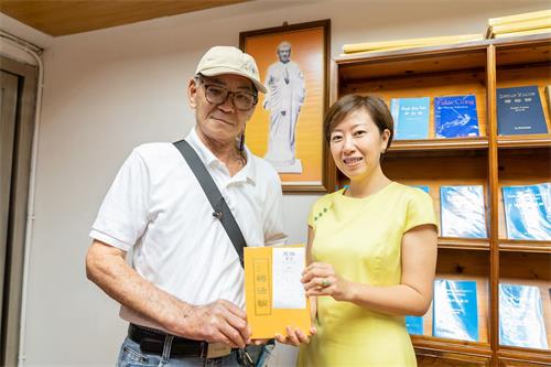 '图4：七十六岁香港市民黄先生从长洲赶来，为天梯书店送上心意并购书。'