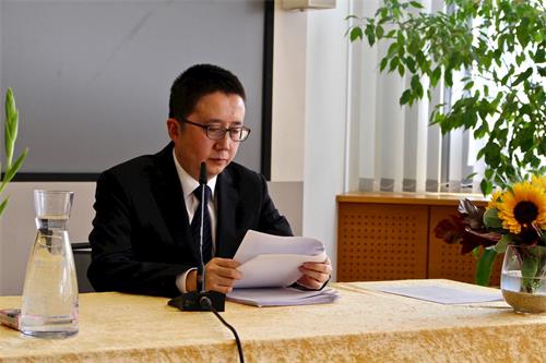 '图2：杨先生在法会上谈向中国大陆打电话的体会。'