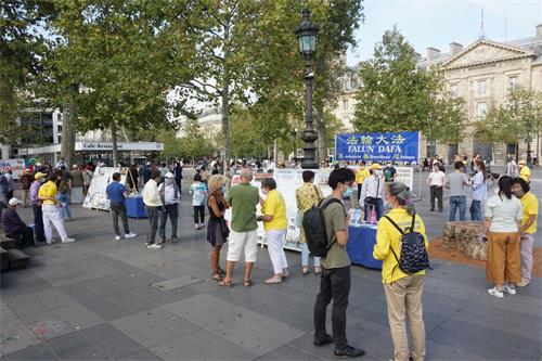 '图1～4：法轮功学员在位于巴黎三个行政社区交汇处的“共和国广场”举办真相信息日'