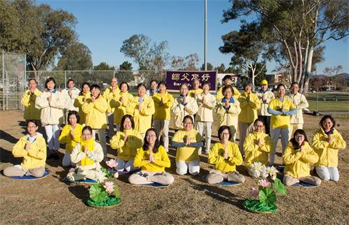 '图1～2：在二零二一年新年来临之际，圣地亚哥部份法轮大法弟子在米拉梅萨炼功点向师父恭祝新年。'