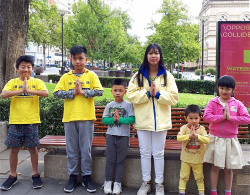 '图4:法轮功小学员们双手合十,恭祝师父新年快乐!'