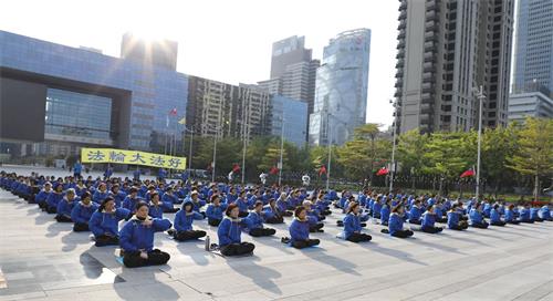 '图2～4：二零二一年一月一日，大台中地区的法轮功学员在市政府广场上集体炼功。悠扬炼功乐声响起，学员展示五套<span class='voca' kid='86'><span class='voca' kid='86'>功法</span></span>缓、慢、圆的整齐动作，殊胜祥和的壮观场面，吸引过往行人的目光。'