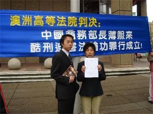'原告潘宇的律师助理牛顿和证人刘雅琴出示高等法院签发的判决令'