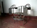 '酷刑：坐死人凳 刑具：铁椅子'