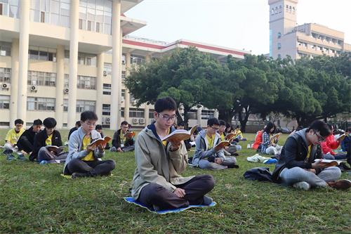 '图1～5：青年学员一起学法、炼功、切磋修炼心得'