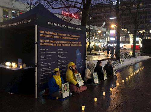 '图2：一月二十七日，部份法轮功学员在首都市中心举办烛光守夜活动。'
