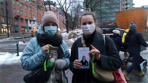 '图8：大赦国际工作的琳达·奥拉（右）跟妹妹洛塔·奥拉一起过来征签。'