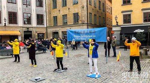 '图1：法轮功学员在瑞典首都斯德哥尔摩诺贝尔博物馆前举办讲真相活动。'