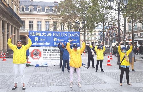 '图7：二零二一年十月二日，法轮功学员在巴黎柯莱特广场演示法轮功功法。'