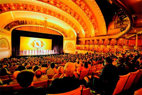 '图1：二零二一年十月九日和十日，神韵纽约艺术团给芝加哥的观众带来了三场演出。图为十月十日演出结束时，演员谢幕的场面。'