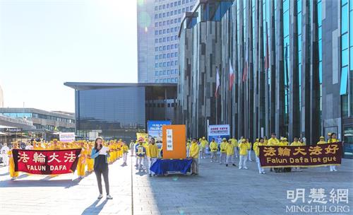 '图1：二零二一年十月九日中午，法轮功学员在奥古斯图斯广场（Augustusplatz）举行集会。'