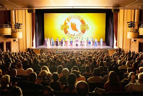 '图1：二零二一年十月十七日下午，神韵艺术团的演员们在麻州伍斯特市（Worcester）汉欧沃剧院（Hanover Theatre）谢幕。'