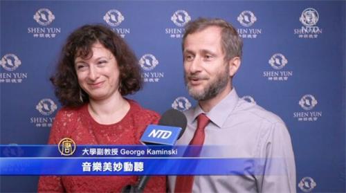 '图6：大学副教授乔治·卡明斯基（George Kaminski）和夫人纳迪亚·卡明斯基（Nadia Kaminski）观看了十月十六日晚，美国神韵国际艺术团在麻省伍斯特汉欧沃剧院的演出。他们表示，神韵演出让人叹为观止。'