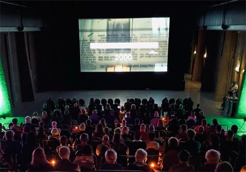 '图2：二零二一年十月十三日，荷兰纪录片电影节首映式播放影片《别问问题》，揭露中共炮制假新闻“天安门自焚”栽赃陷害法轮功。'