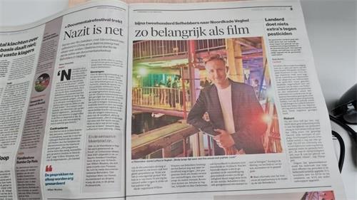'图3：二零二一年十月十四日，荷兰两家报纸报导了荷兰纪录片电影节的消息。图为其中一家报纸。'