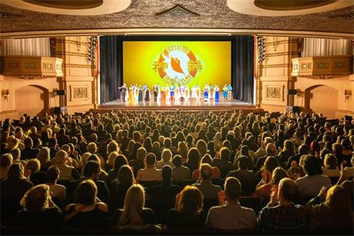 '图4：二零二一年十月二十三日和二十四日，神韵国际艺术团爱荷华州首场演出，在锡达拉皮兹的于帕拉蒙剧院（Paramount Theatre， Cedar Rapids）上演了二场演出。图为演出结束时演员谢幕。'