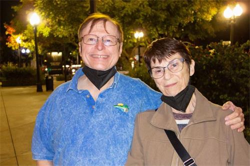 '图6：十月十九日晚，大学教授哈雷·贝克（Harley Baker）和太太康妮·贝克（Connie Baker）观看了神韵环球艺术团在加州的首场演出，被艺术家们的真诚深深打动'