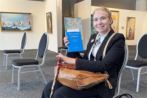 '图4：瑞典女作家兼艺术家卡琳（Karin）在书展举行的四天里，每天都来观看法轮功学员的功法展示。'