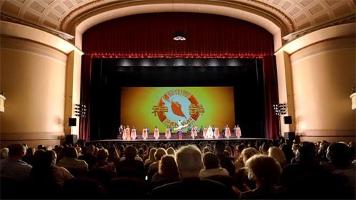 '图1：二零二一年十月二日和三日，神韵巡回艺术团在缅因州波特兰的默瑞尔剧院（PORTLAND Merrill Auditorium）上演了二场演出。图为，十月二日的首场演出演员谢幕。'